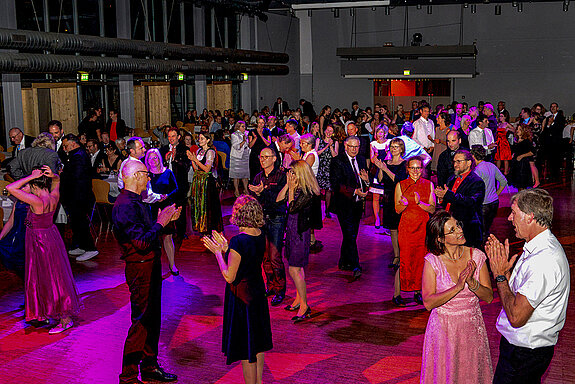 Volle Tanzfläche bei einem Ball in der Luitpoldhalle Freising - und für eine stimmungsvolle Lightshow ist natürlich auch gesorgt. (Foto: Stadt Freising)