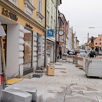 Entlang der Nordseite der Oberen Hauptstraße wurden Ende 2020 die Pflasterarbeiten aufgenommen. (Foto: Stadt Freising)