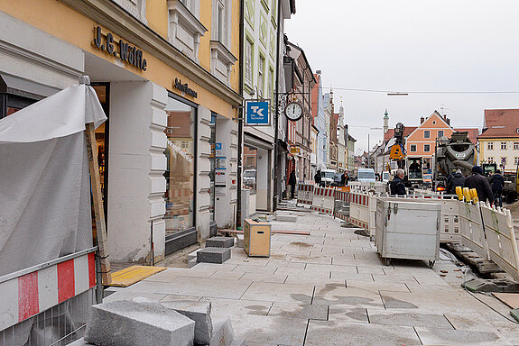 Entlang der Nordseite der Oberen Hauptstraße wurden Ende 2020 die Pflasterarbeiten aufgenommen. (Foto: Stadt Freising)