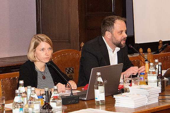 OB Tobias Eschenbacher und Klimaschutzmanagerin Marie Hüneke. Sie hat die Sondersitzung inhaltlich federführend vorbereitet. (Foto: Stadt Freising)