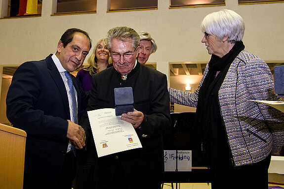 Große Freude: Hubert Hierl (Mitte) empfängt von Bürgermeister Christan Béraud und Stadträtin Martine Braquet die Stadtmedaille von Arpajon. (Foto: Stadt Freising)