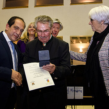 Große Freude: Hubert Hierl (Mitte) empfängt von Bürgermeister Christan Béraud und Stadträtin Martine Braquet die Stadtmedaille von Arpajon. (Foto: Stadt Freising)