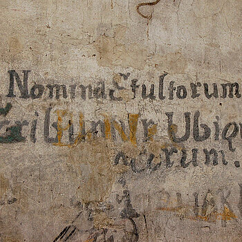 Im Dachboden des Asamgebäudes, dem ehemaligen Karzer der bischöflichen Schule, sind eine Vielzahl an barocken Graffiti zu sehen. 