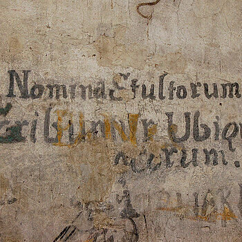 Im Dachboden des Asamgebäudes, dem ehemaligen Karzer der bischöflichen Schule, sind eine Vielzahl an barocken Graffiti zu sehen. 