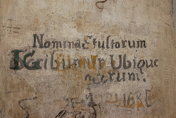 Im Dachboden des Asamgebäudes, dem ehemaligen Karzer der bischöflichen Schule, sind eine Vielzahl an barocken Graffiti zu sehen. 