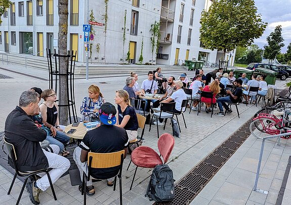 Auf dem Bild sind Teilnehmende vom Sprachcaf&eacute; zu sehen (Foto: Richard Lorenz).
