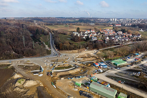 Bau eines Kreisverkehrs: Die Kreuzung der Staatsstraße St 2084 mit Weihenstephaner Ring, Griesfeld- und Thalhauser Straße wird für die Anbindung der Westtangente zu einem fünfarmigen Kreisel umgebaut. (Drohnenbild: Franz Josef Kirmaier/ das produktionshaus)