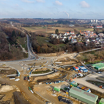 Bau eines Kreisverkehrs: Die Kreuzung der Staatsstraße St 2084 mit Weihenstephaner Ring, Griesfeld- und Thalhauser Straße wird für die Anbindung der Westtangente zu einem fünfarmigen Kreisel umgebaut. (Drohnenbild: Franz Josef Kirmaier/ das produktionshaus)