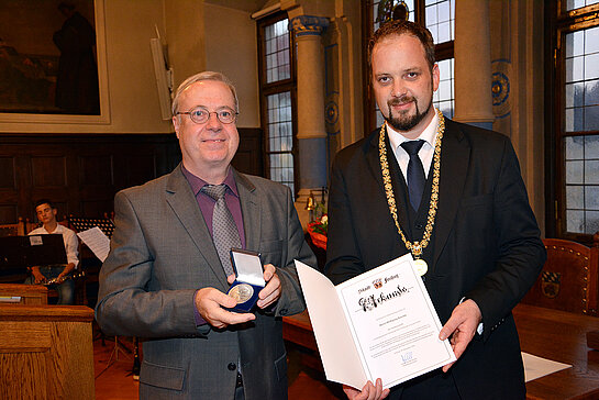 OB Tobias Eschenbacher zeichnet Wolfgang Kiechle (links) aus. (Foto: Stadt Freising)