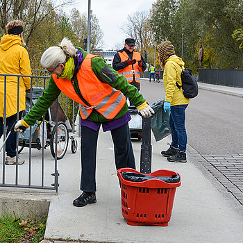 Dank praktischer Greifarme ist das Müllsammeln komfortabel und effektiv. Hier wird die Korbinianbrücke von Kleinmüll befreit. (Foto: Stadt Freising)