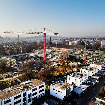 Aus der Vogelperspektive ist gut zu sehen, wie die Gebäude für die neuen SteinPark-Schulen in die Höhe wachsen. (Foto: Franz Josef Kirmaier/ das produktionshaus)