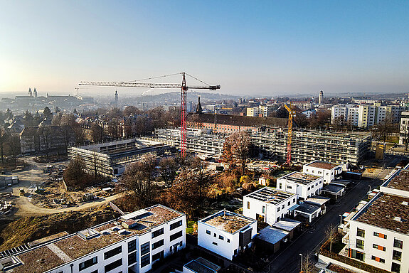 Aus der Vogelperspektive ist gut zu sehen, wie die Gebäude für die neuen SteinPark-Schulen in die Höhe wachsen. (Foto: Franz Josef Kirmaier/ das produktionshaus)