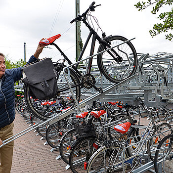 Mit der Hand also den Bügel nach oben schieben. (Foto: Stadt Freising)