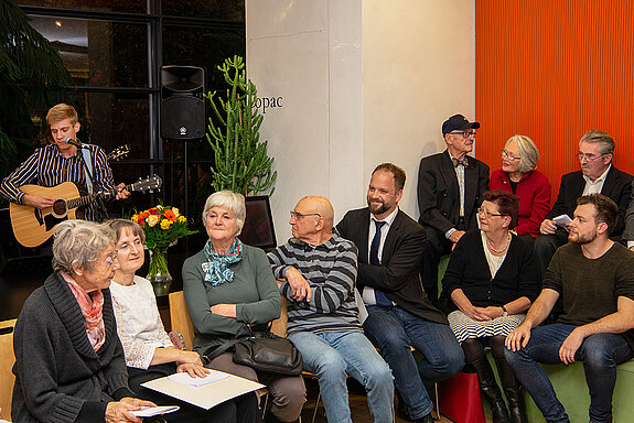 Aufmerksame Zuhörer*innen der mitreißenden wie einfühlsamen musikalischen Umrahmung des Festabends. (Foto: Stadt Freising)