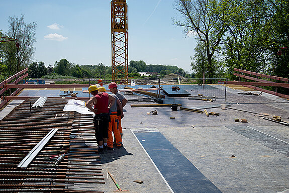 Westtangente Freising /Tunnel in Deckelbauweise: Arbeiten an einem "Dock".