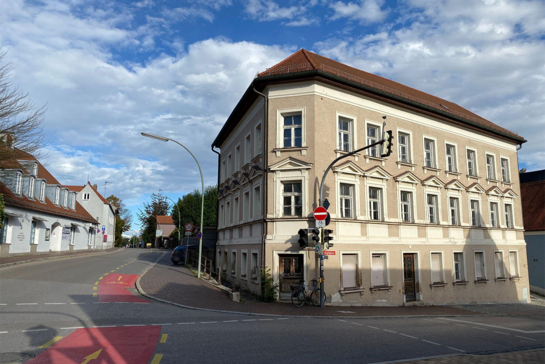 Großes altes Haus an einer Kreuzung