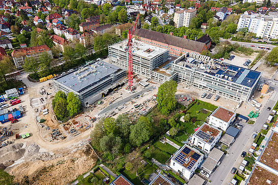 Wie gut die Bauarbeiten für die SteinPark-Schulen voranschreiten, zeigt das Mitte Mai 2021 aufgenommene Luftbild. (Drohnenaufnahme: Franz Josef Kirmaier/ das produktionshaus)