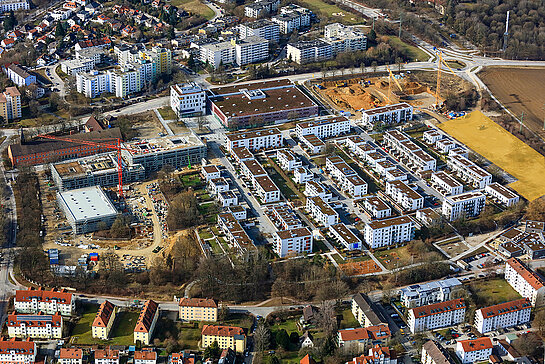 Genossenschaftliches Wohnen soll im Norden des SteinParks ermöglicht werden – orange markiert ist das dafür bereitstehende Areal. (Luftbild: Stefan Satzl)