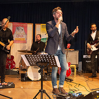 Die „Martin Keeser Tribute Band“ begeistert mit Beatles, The Traveling Wilburys und Bob Dylan. (Foto: Stadt Freising)