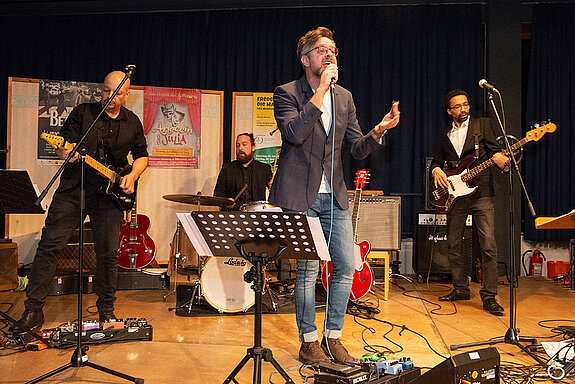 Die „Martin Keeser Tribute Band“ begeistert mit Beatles, The Traveling Wilburys und Bob Dylan. (Foto: Stadt Freising)