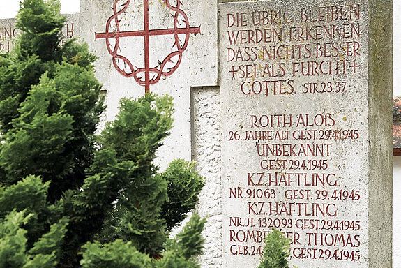 Für die am 29. April 1945 getöteten Soldaten und KZ-Häftlinge steht auf dem Friedhof Tüntenhausen ein Grabstein. (Foto: privat)