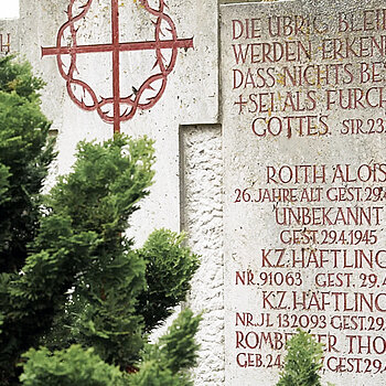 Für die am 29. April 1945 getöteten Soldaten und KZ-Häftlinge steht auf dem Friedhof Tüntenhausen ein Grabstein. (Foto: privat)