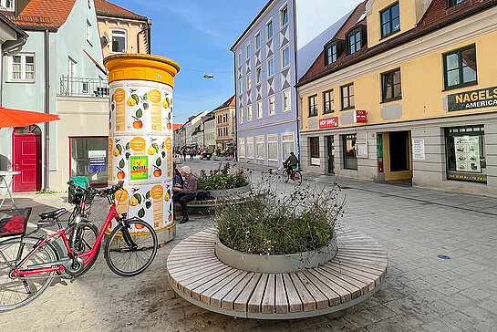 Bis zu den Baumpflanzungen schmückten die Rundbänke zwischenzeitlich Blumen. (Foto: Stadt Freising)