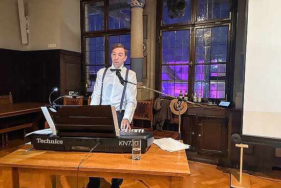 Ein Mann am Klavier.