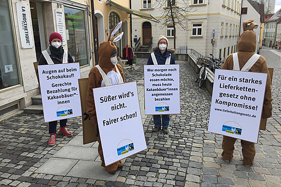 Aktive des Fairen Forums und des Weltladens mit Sandwichplakaten und teilweise in Hasenkostümen