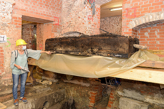 Bauhistorikerin Eva Willberg ist vom Fund begeistert. (Foto. Stadt Freising)