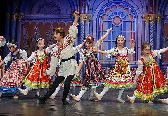 Bei einer der letzten Aufführungen vor Beginn der Sanierung des Asamgebäudes im Februar bezaubert die Ballettklasse.