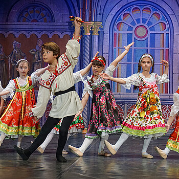 Bei einer der letzten Aufführungen vor Beginn der Sanierung des Asamgebäudes im Februar bezaubert die Ballettklasse.