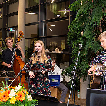 Abschluss des offiziellen Teils mit Musik von "Mieke and the Boys". (Foto: Stadt Freising)