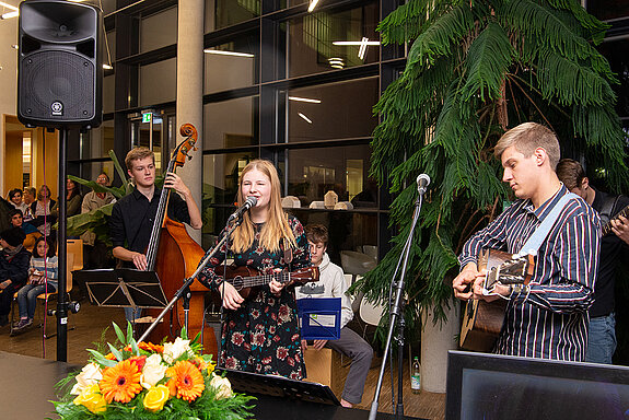 Abschluss des offiziellen Teils mit Musik von "Mieke and the Boys". (Foto: Stadt Freising)