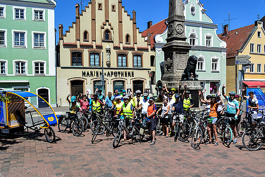 Gruppenfoto zum Auftakt Stadtradeln Freising 2019 am Kriegerdenkmal