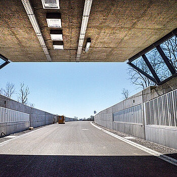 Blick vom Tunnel auf die Ausfahrt des Südportals - danach verläuft die Westtangente durchs Vöttinger Moos. (Foto: Stadt Freising)