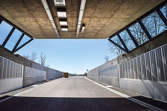 Blick vom Tunnel auf die Ausfahrt des Südportals - danach verläuft die Westtangente durchs Vöttinger Moos. (Foto: Stadt Freising)