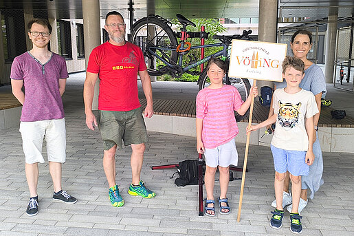 Fahrradcheck bei Grundschule Vötting: v.l. Dominik Fuchs Mobilitätsbeauftragter Stadt Freising, Christian Lex (Bike-Doc), Anette Richter Konrektorin GS Vötting sowie Schüler*in)