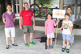 Fahrradcheck bei Grundschule Vötting: v.l. Dominik Fuchs Mobilitätsbeauftragter Stadt Freising, Christian Lex (Bike-Doc), Anette Richter Konrektorin GS Vötting sowie Schüler*in)