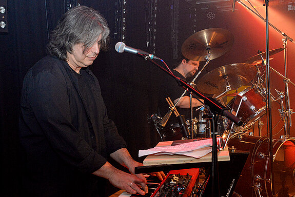 Yogi Lang und im Hintergrund an den Drums Michael Holzgartner. 
