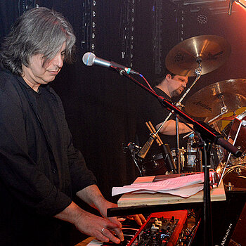 Yogi Lang und im Hintergrund an den Drums Michael Holzgartner. 