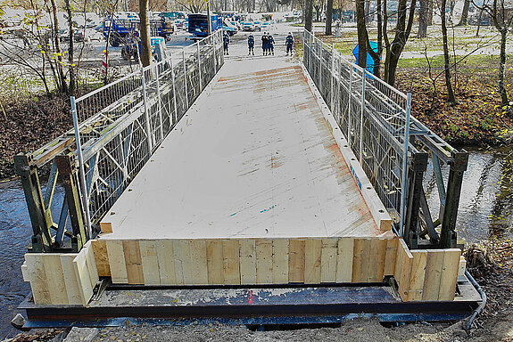 Insgesamt drei Tage wurden für die Installation der 15,3 Meter langen und 5,5 Meter breiten Behelfsbrücke aufgewendet. (Foto: THW Freising)