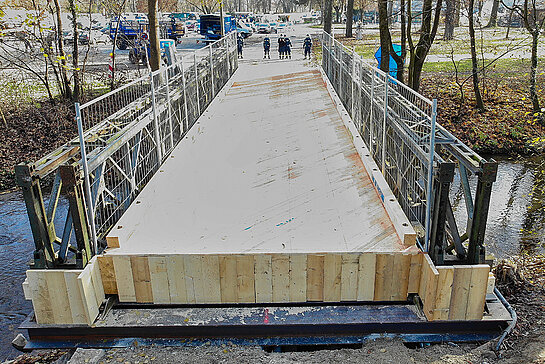 Insgesamt drei Tage wurden für die Installation der 15,3 Meter langen und 5,5 Meter breiten Behelfsbrücke aufgewendet. (Foto: THW Freising)