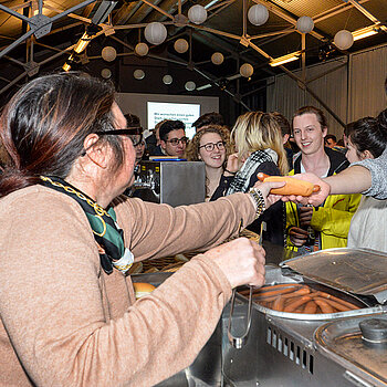 Versorgt wurden die Gäste mit Pizza, Hot Dogs und Getränken. (Foto: Stadt Freising)