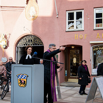 Auf der Straße solle man friedlich seiner Wege gehen und sich freundlich begegnen, so der Wunsch von Pfarrerin Dorothee Löser und Monsignore Peter Lederer. (Foto: Stadt Freising)