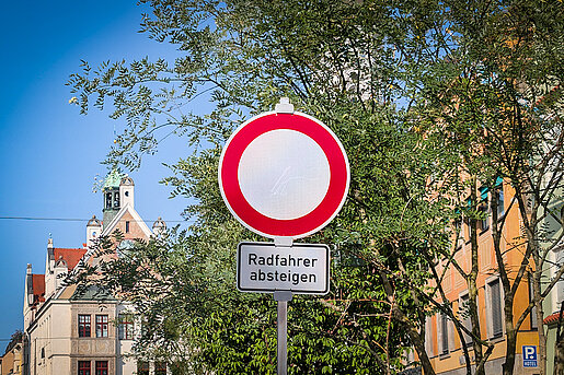 Während des Marktes gilt in der Freisinger Fußgängerzone: Bitte absteigen und schieben!