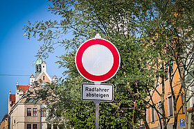 Während des Marktes gilt in der Freisinger Fußgängerzone: Bitte absteigen und schieben!