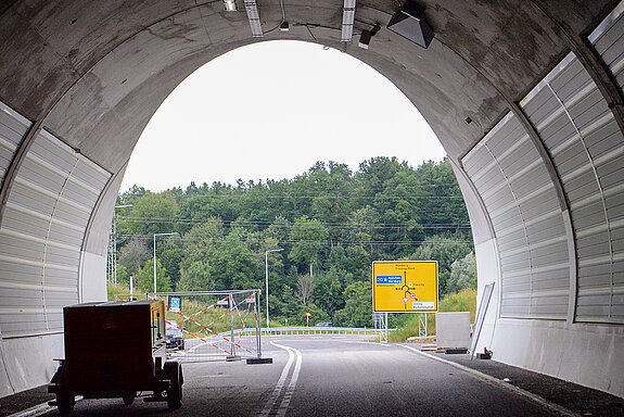 Nördliches Ende des Tunnels der Westtangente mit Blick auf das bereits errichtete Verkehrsschild für die Auffahrt zum Kreisverkehr. (Foto: Stadt Freising) 