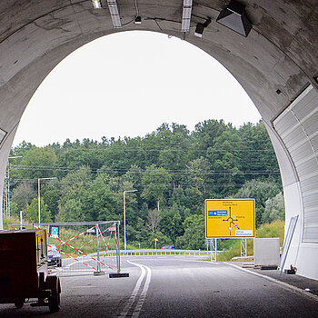 Nördliches Ende des Tunnels der Westtangente mit Blick auf das bereits errichtete Verkehrsschild für die Auffahrt zum Kreisverkehr. (Foto: Stadt Freising) 