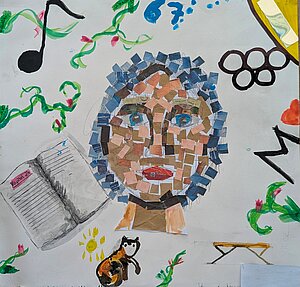 Aus der Ausstellung des OMG zur Langen Nacht der Demokratie. Foto: D. Lepkova Ein Kunster aus Zeichnungen und einem Mosaik-Kopf in der Mitte.